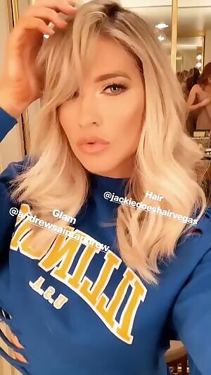 Kelly Kelly nip slip