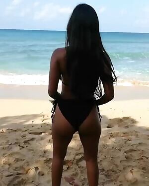 Indian Girl Shakes Her Ass