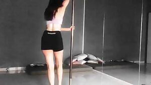 Kriti Kharbanda lapdance routine