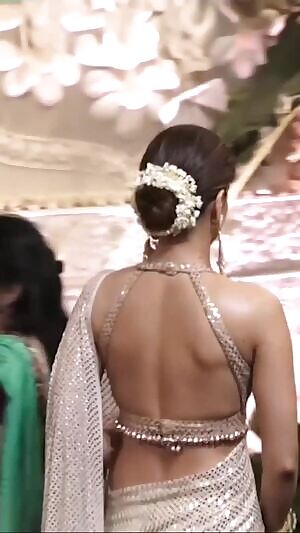 Kriti Sanon showing off her tight ass