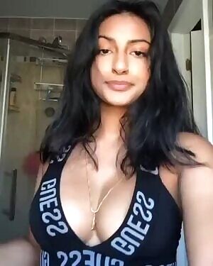 Sexy Indian hottie
