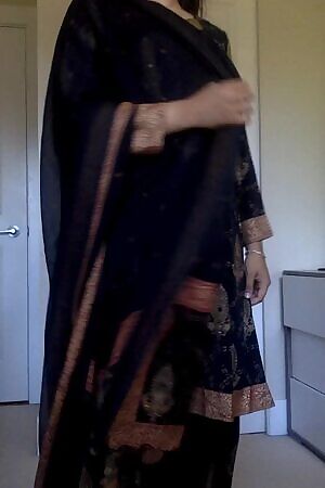 Desi women in desi clothes are 👌🏽, don't you think?