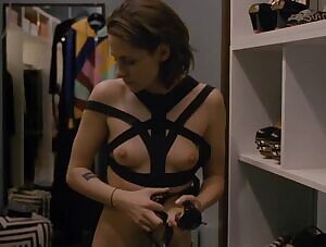 Kristen Stewart showing off her cute body